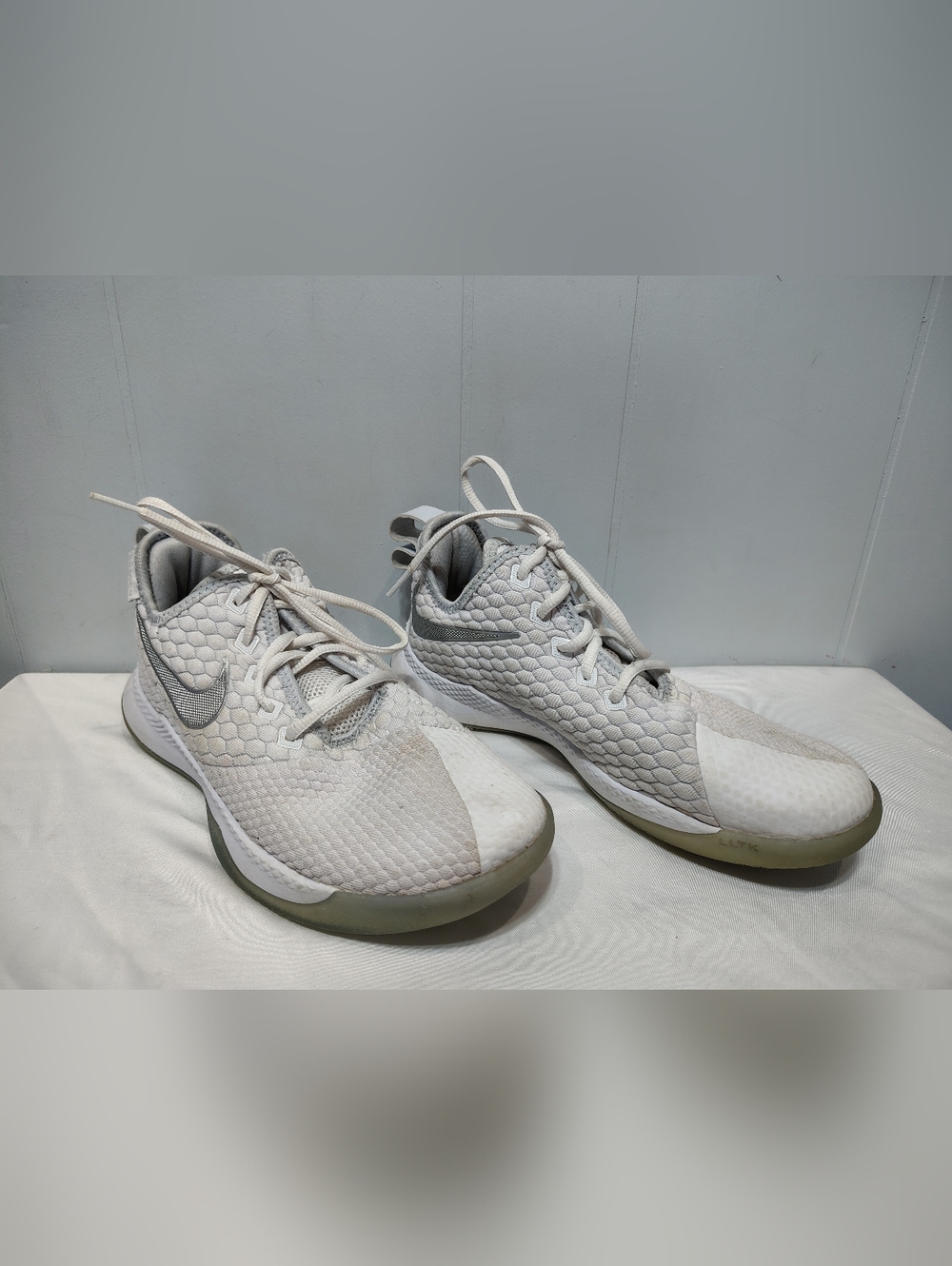 Nike Air LeBron Witness 3 White Basketball Shoes Mens 8